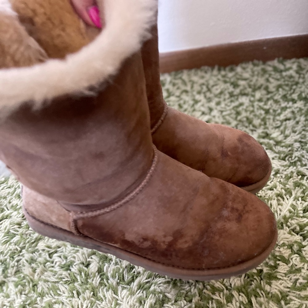 Bailey Bow Uggs - Picture 5 of 5